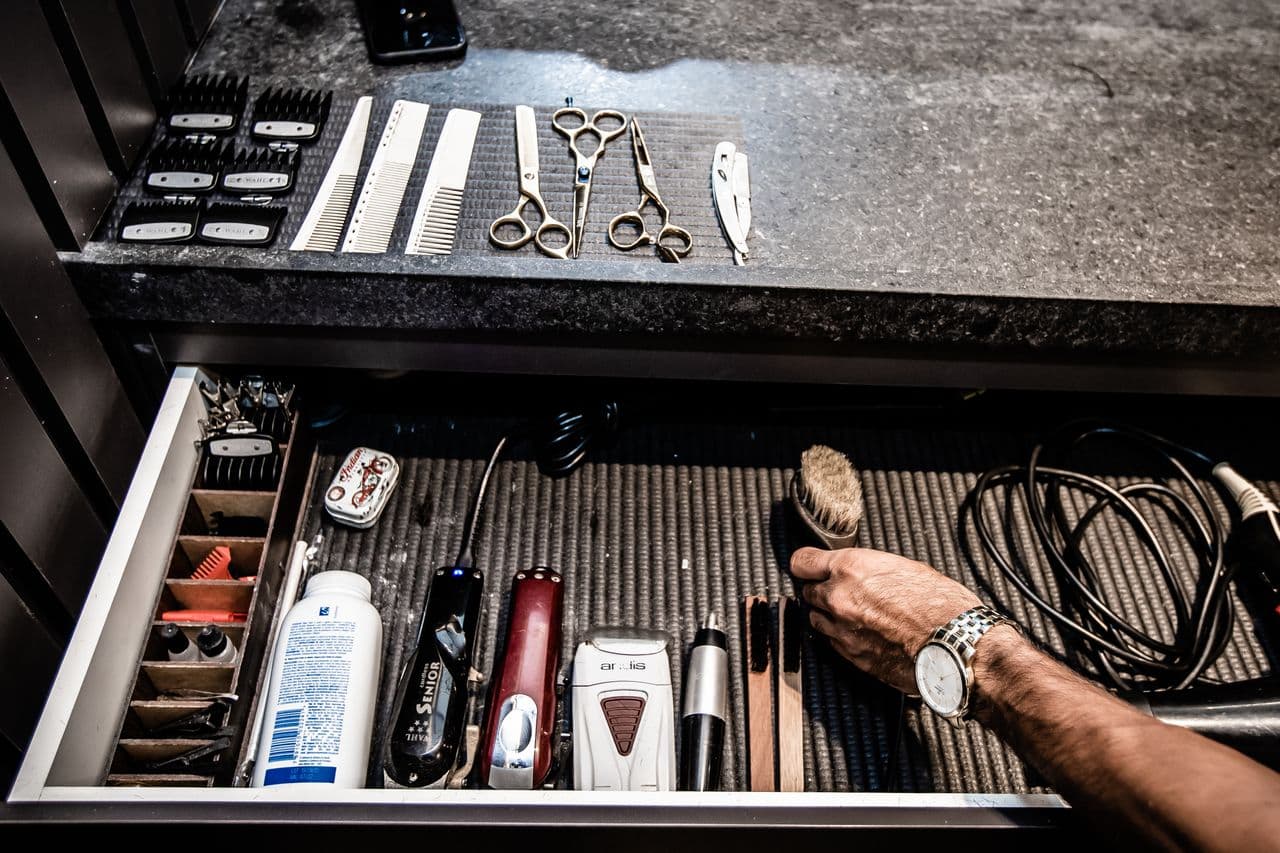 Why Every Modern Man Should Visit a Professional Barber Instead of a Regular Salon